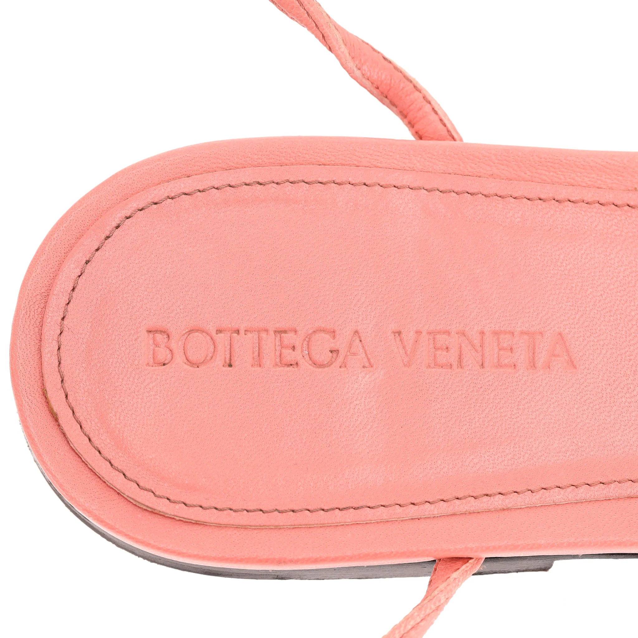 Bottega Veneta Ostrich Feathered Wonderbird Flat Thong Sandals. Size 39 - Image 6
