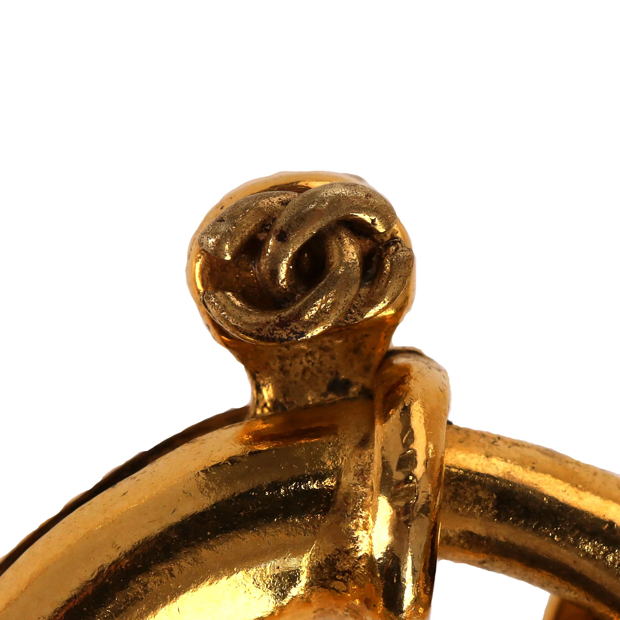 Chanel 1990's Rare Vintage 'CC' Logo 24k Gold Plated Medallion Pearl Necklace - Image 10