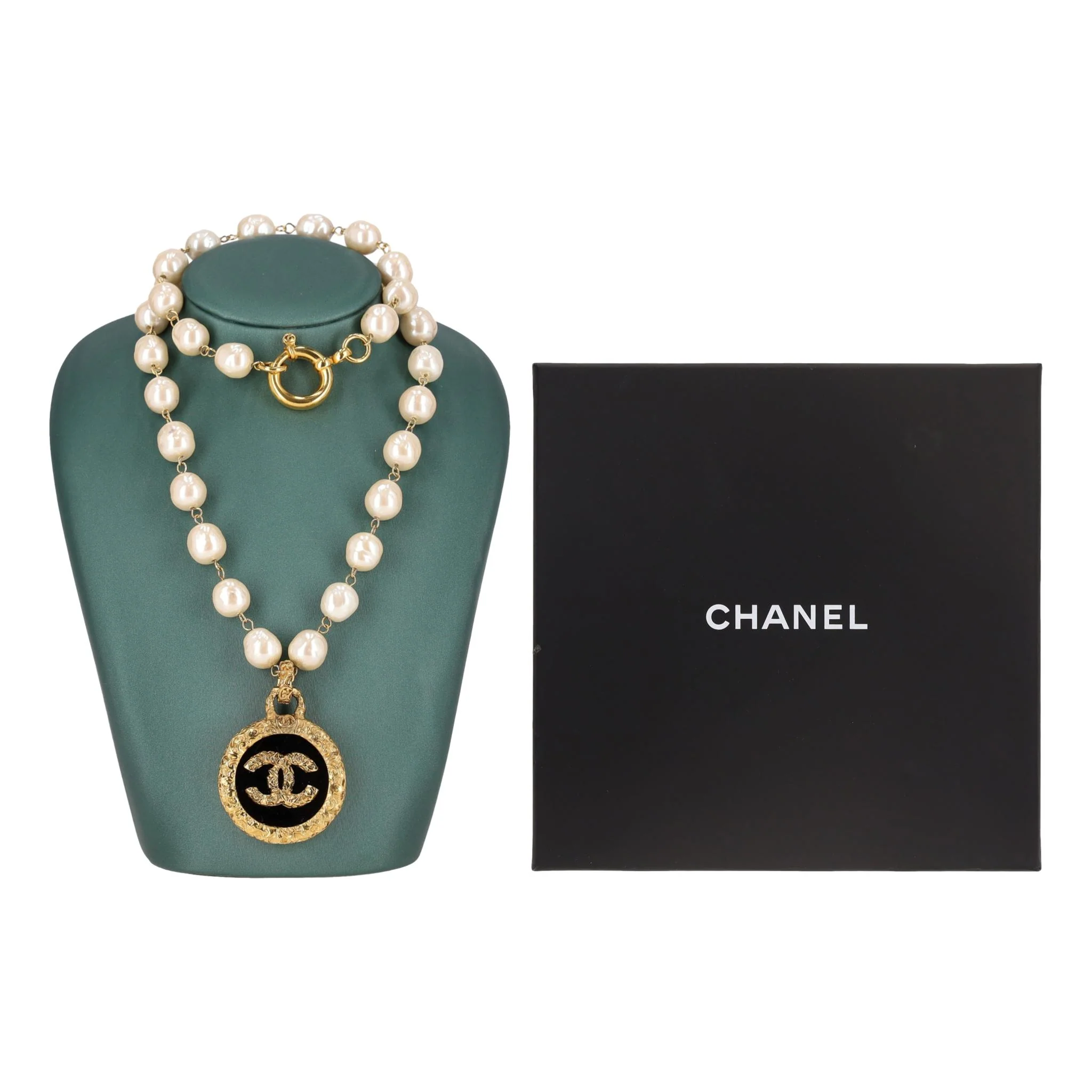 Chanel 1990's Rare Vintage 'CC' Logo 24k Gold Plated Medallion Pearl Necklace - Image 2