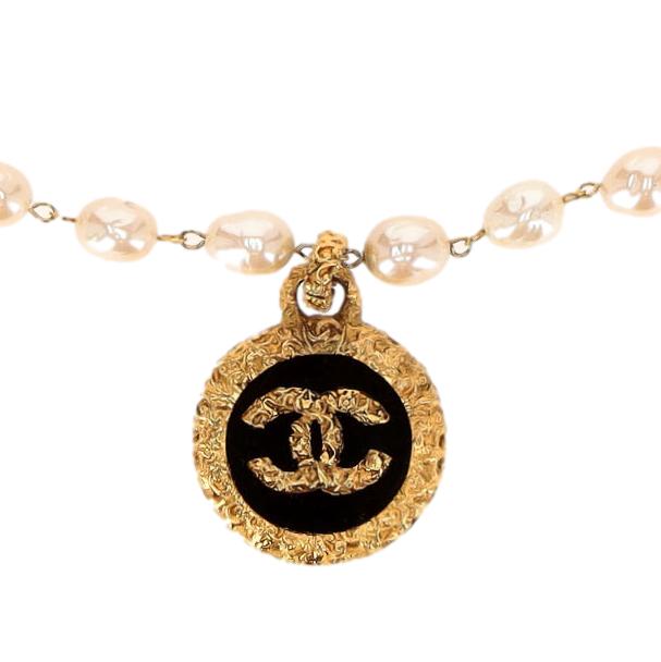 Chanel 1990's Rare Vintage 'CC' Logo 24k Gold Plated Medallion Pearl Necklace - Image 3