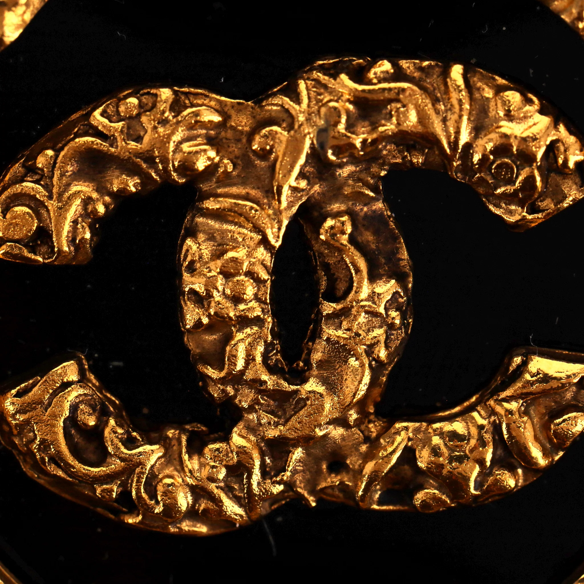 Chanel 1990's Rare Vintage 'CC' Logo 24k Gold Plated Medallion Pearl Necklace - Image 5