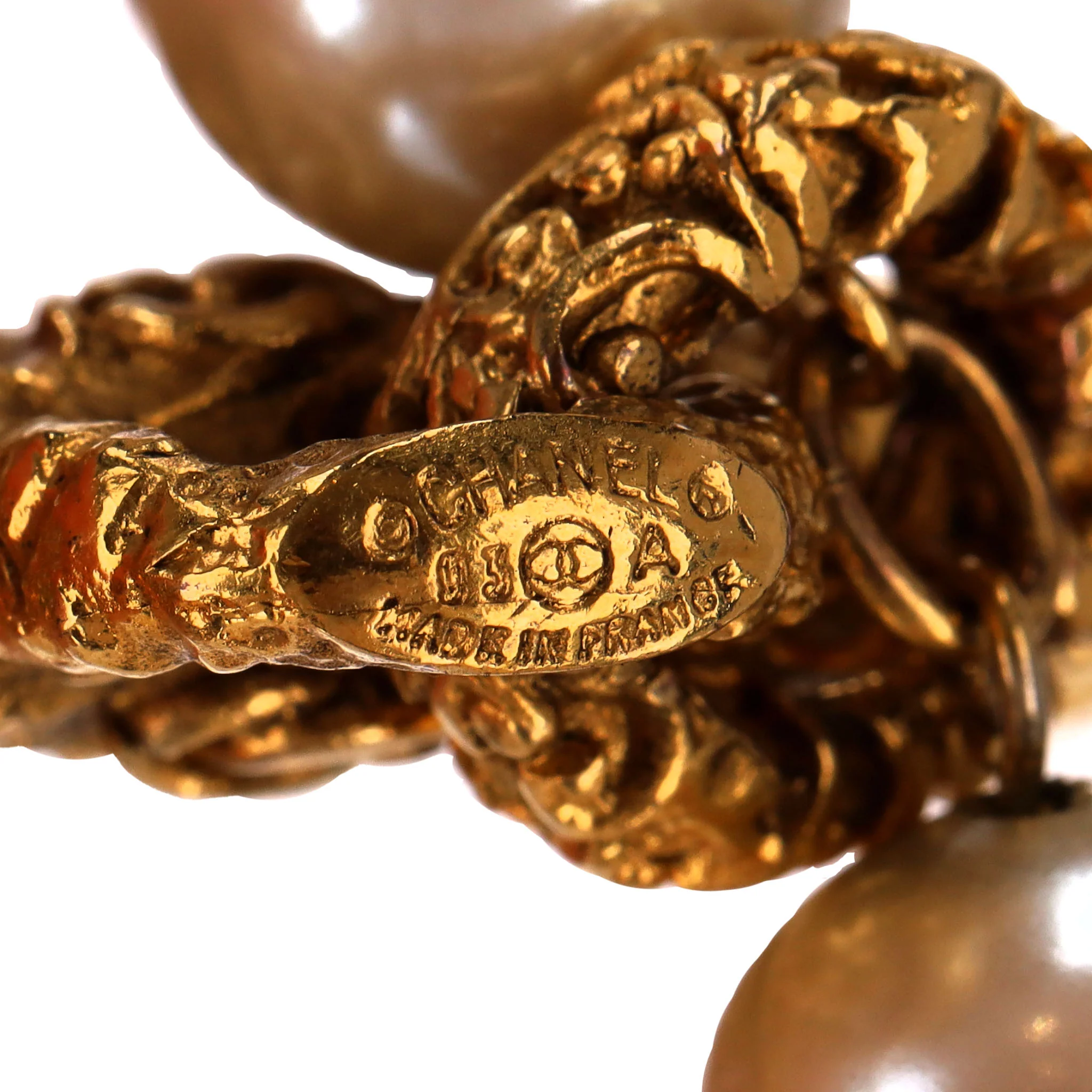 Chanel 1990's Rare Vintage 'CC' Logo 24k Gold Plated Medallion Pearl Necklace - Image 7