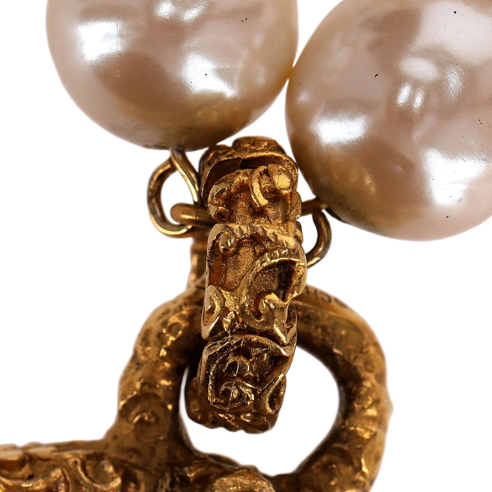 Chanel 1990's Rare Vintage 'CC' Logo 24k Gold Plated Medallion Pearl Necklace - Image 9