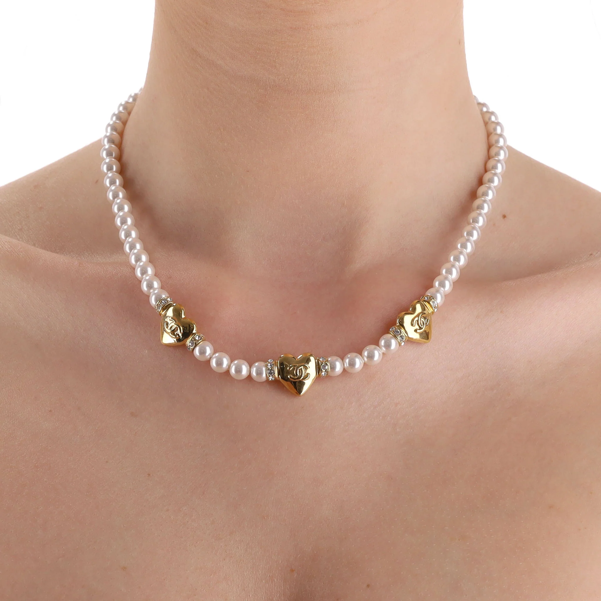 Chanel 2024 Collection Pearl Choker Necklace With 'CC' Logo Heart Pendants - Image 2