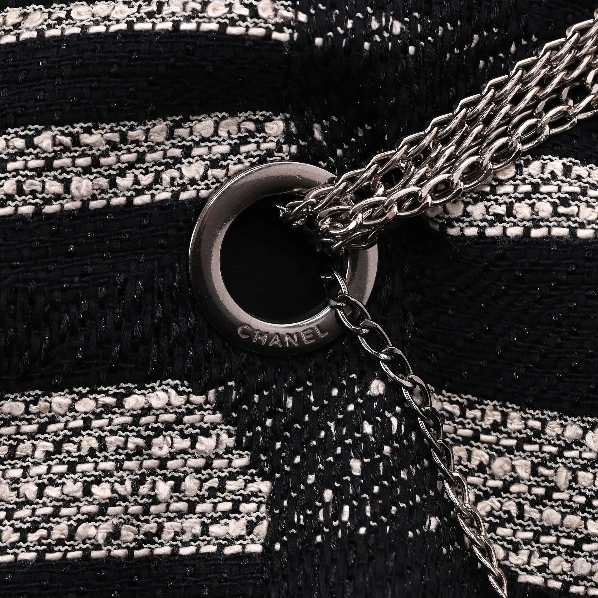 Chanel 'CC' Logo & Chain Detail Tweed Jacket. Size 42FR - Image 5