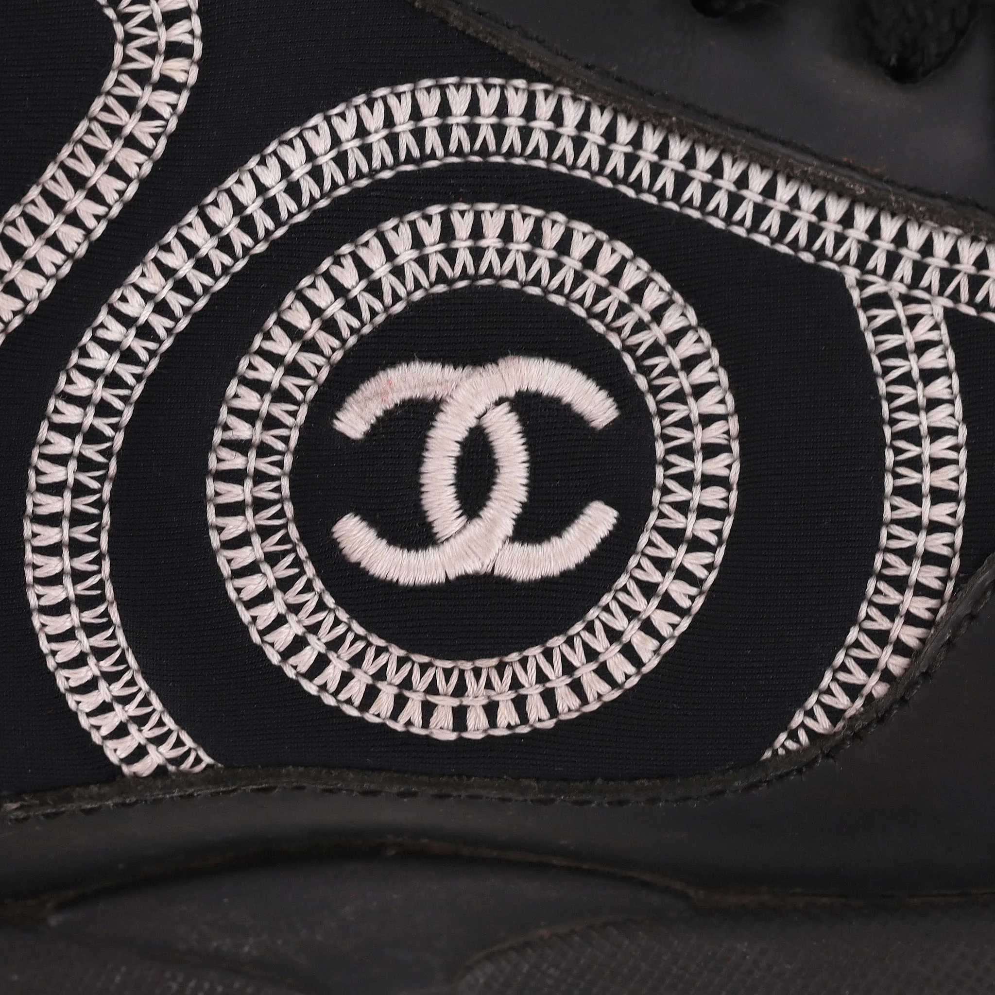 Chanel 'CC' Logo Embroidered Neoprene & Leather Sneakers. Size 36 - Image 6