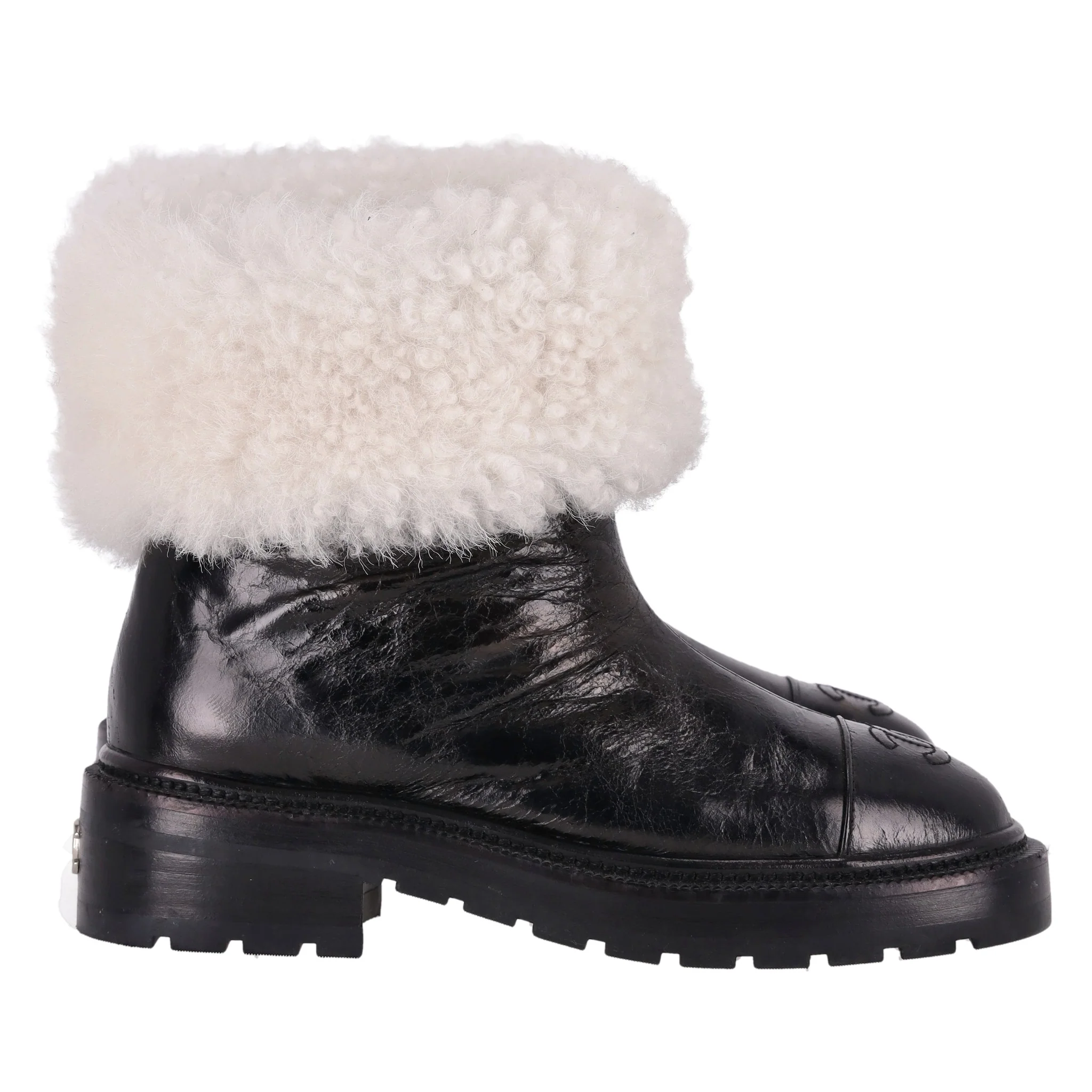 Chanel 'CC' Logo Lambskin & Shearing Ankle Boots. Size 36 - Image 4