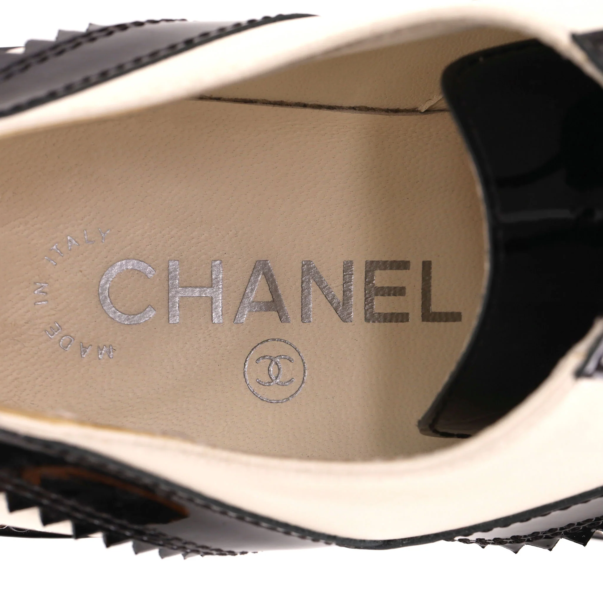 Chanel Two-Tone Patent Leather Chain & Logo Detail Oxford Brogues. Size 37.5 - Image 10