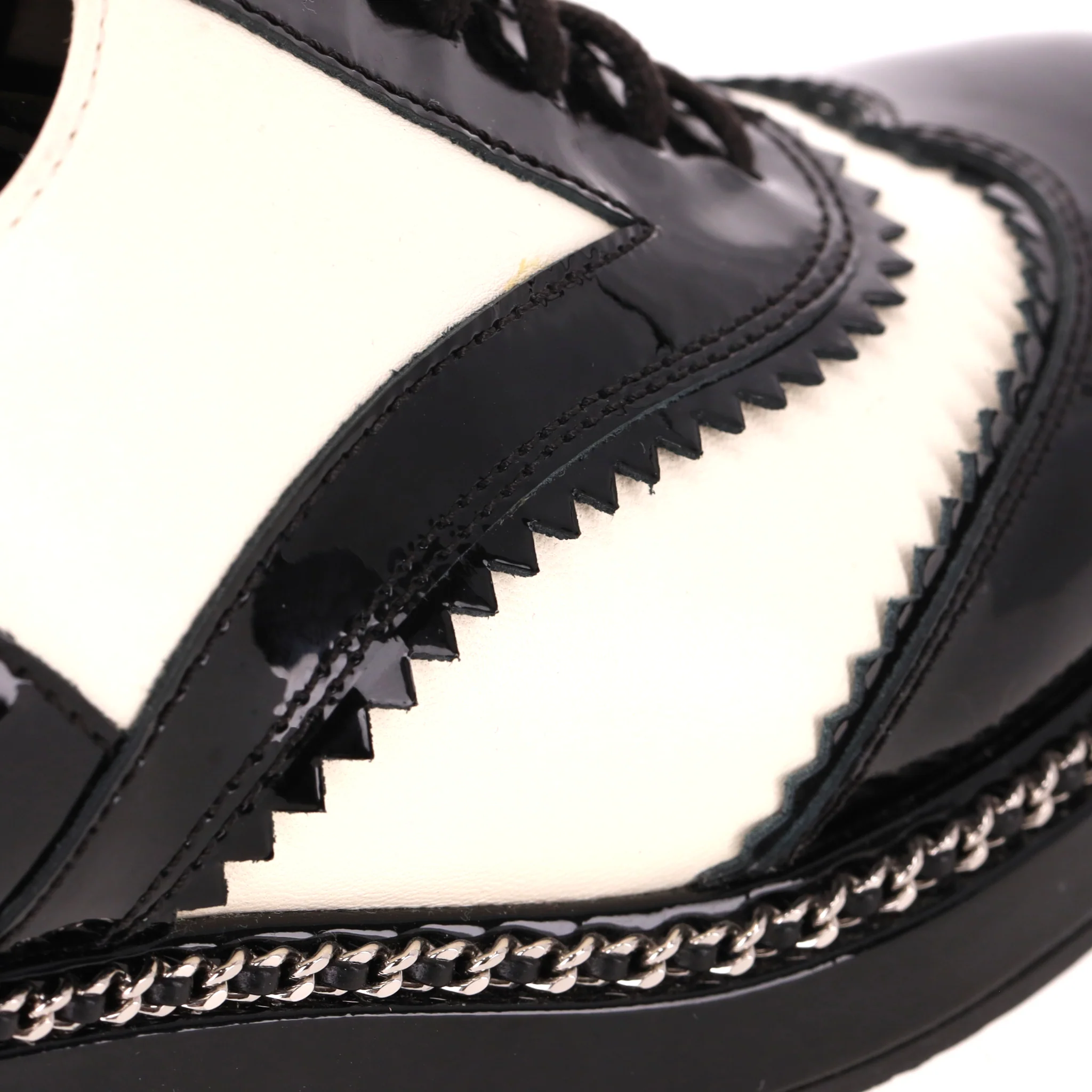 Chanel Two-Tone Patent Leather Chain & Logo Detail Oxford Brogues. Size 37.5 - Image 8