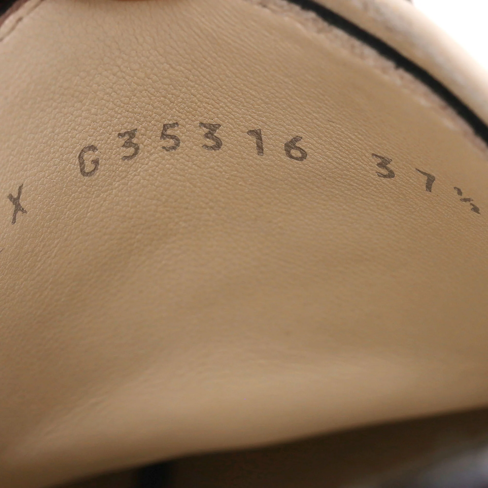 Chanel Two-Tone Patent Leather Chain & Logo Detail Oxford Brogues. Size 37.5 - Image 9