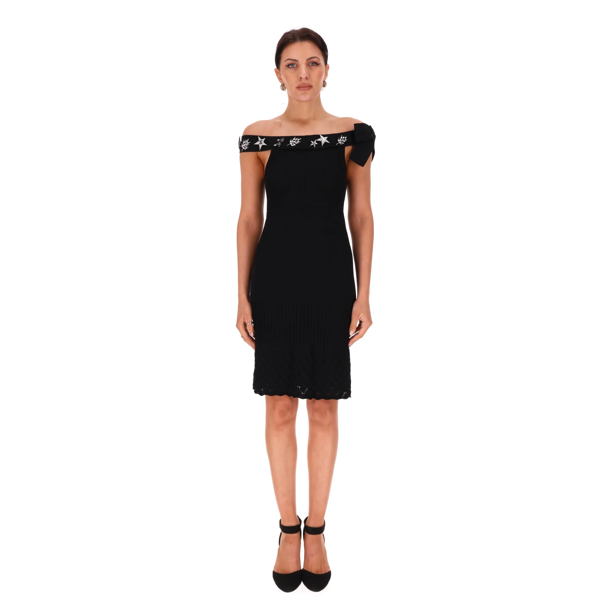 Chanel Off-The-Shoulder Dress With Crystal & 'CC' Logo Embellished Brooches. Size 40FR) - Image 2