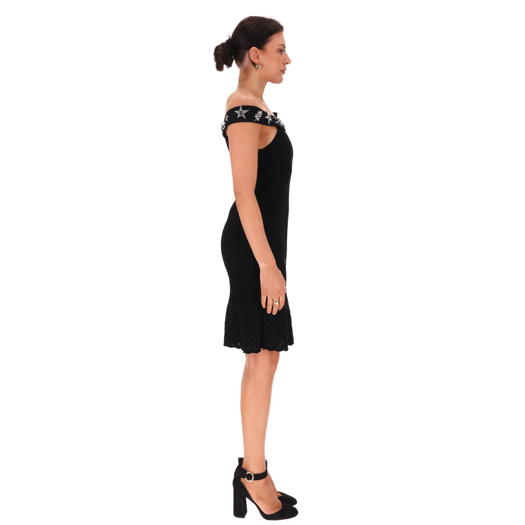 Chanel Off-The-Shoulder Dress With Crystal & 'CC' Logo Embellished Brooches. Size 40FR) - Image 3
