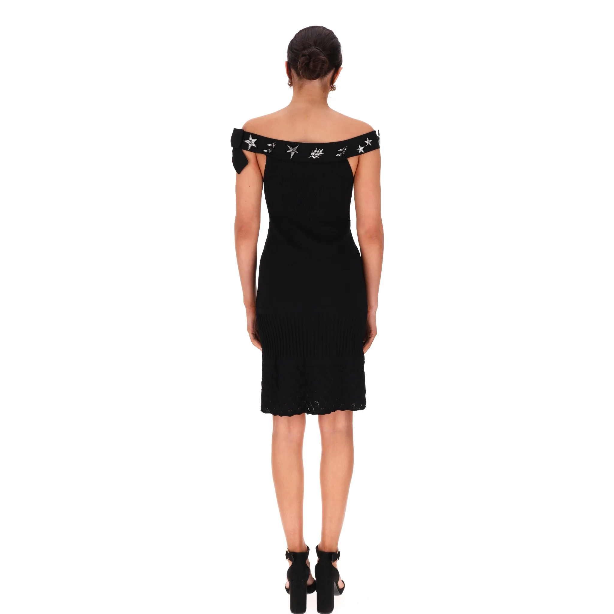 Chanel Off-The-Shoulder Dress With Crystal & 'CC' Logo Embellished Brooches. Size 40FR) - Image 4
