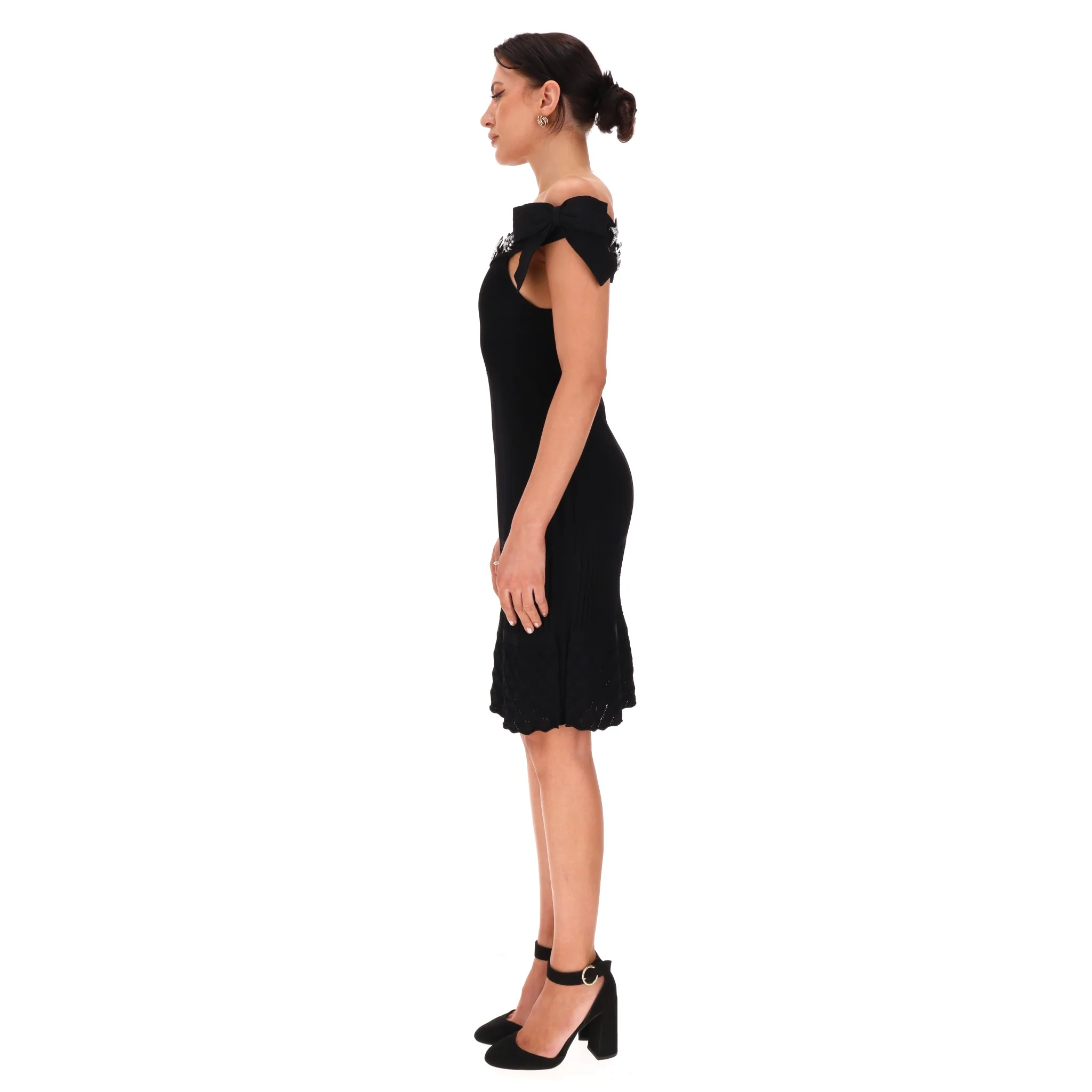Chanel Off-The-Shoulder Dress With Crystal & 'CC' Logo Embellished Brooches. Size 40FR) - Image 5
