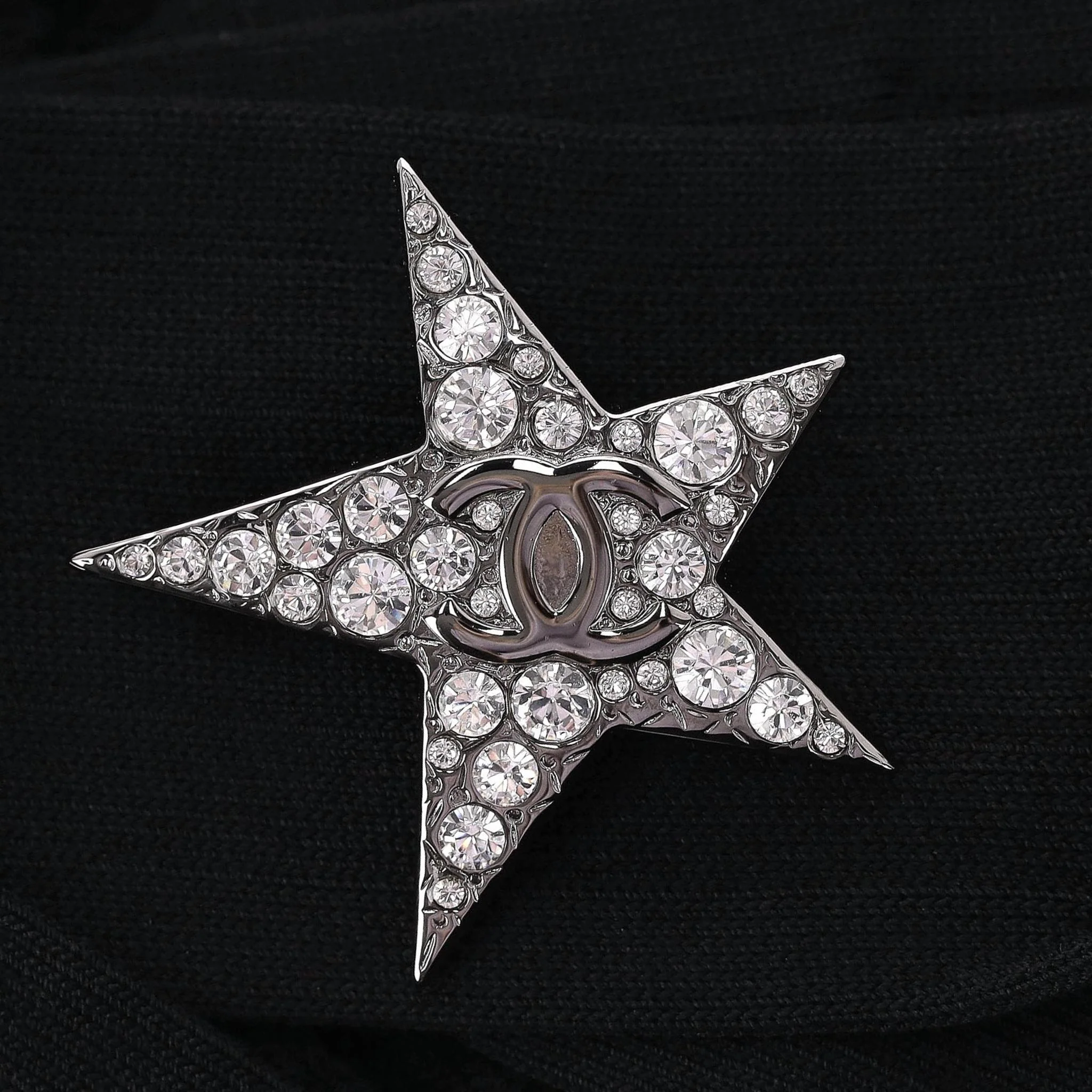Chanel Off-The-Shoulder Dress With Crystal & 'CC' Logo Embellished Brooches. Size 40FR) - Image 6