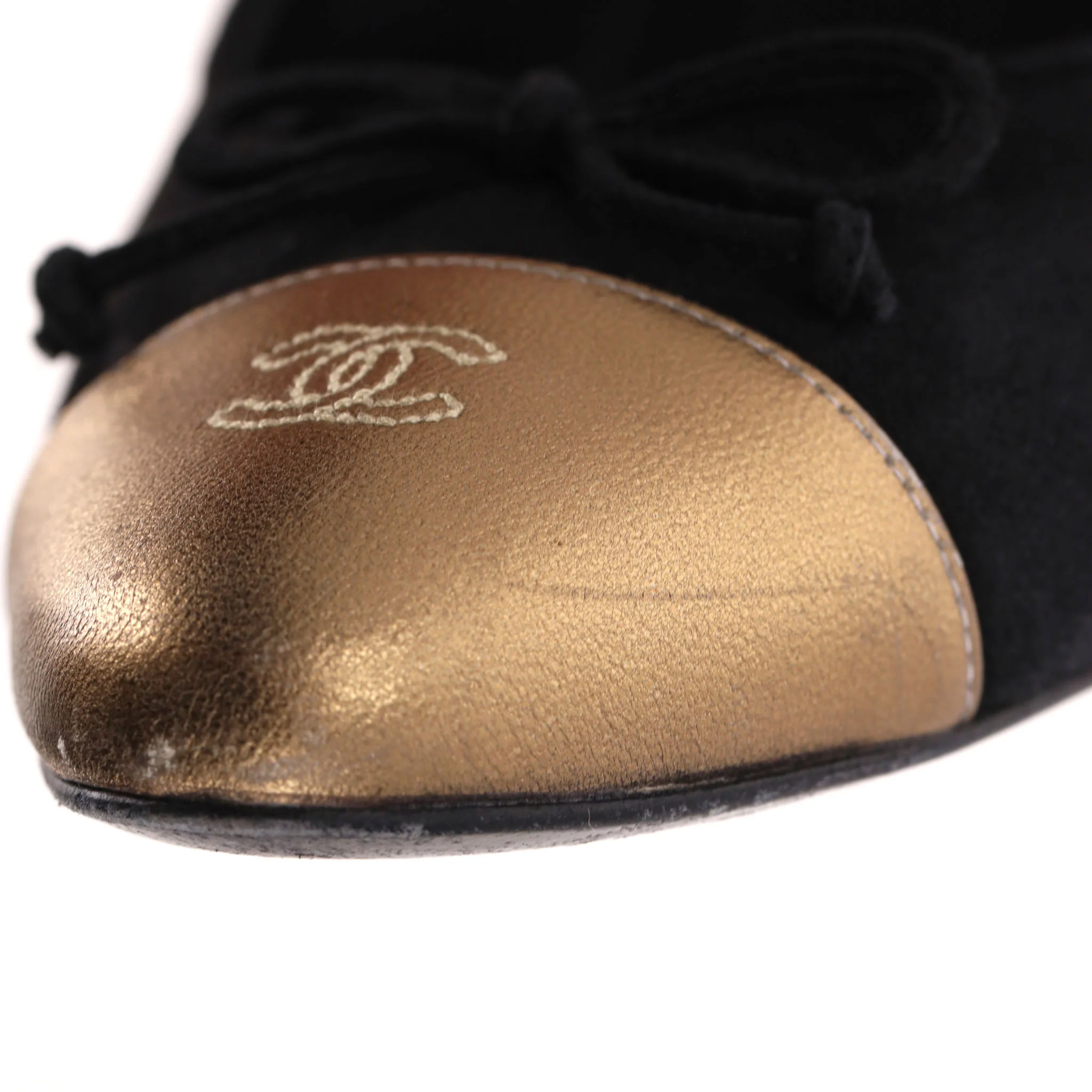 Chanel Suede Pumps With A Metallic 'CC' Logo Cap-Toe. Size 39.5 - Image 10