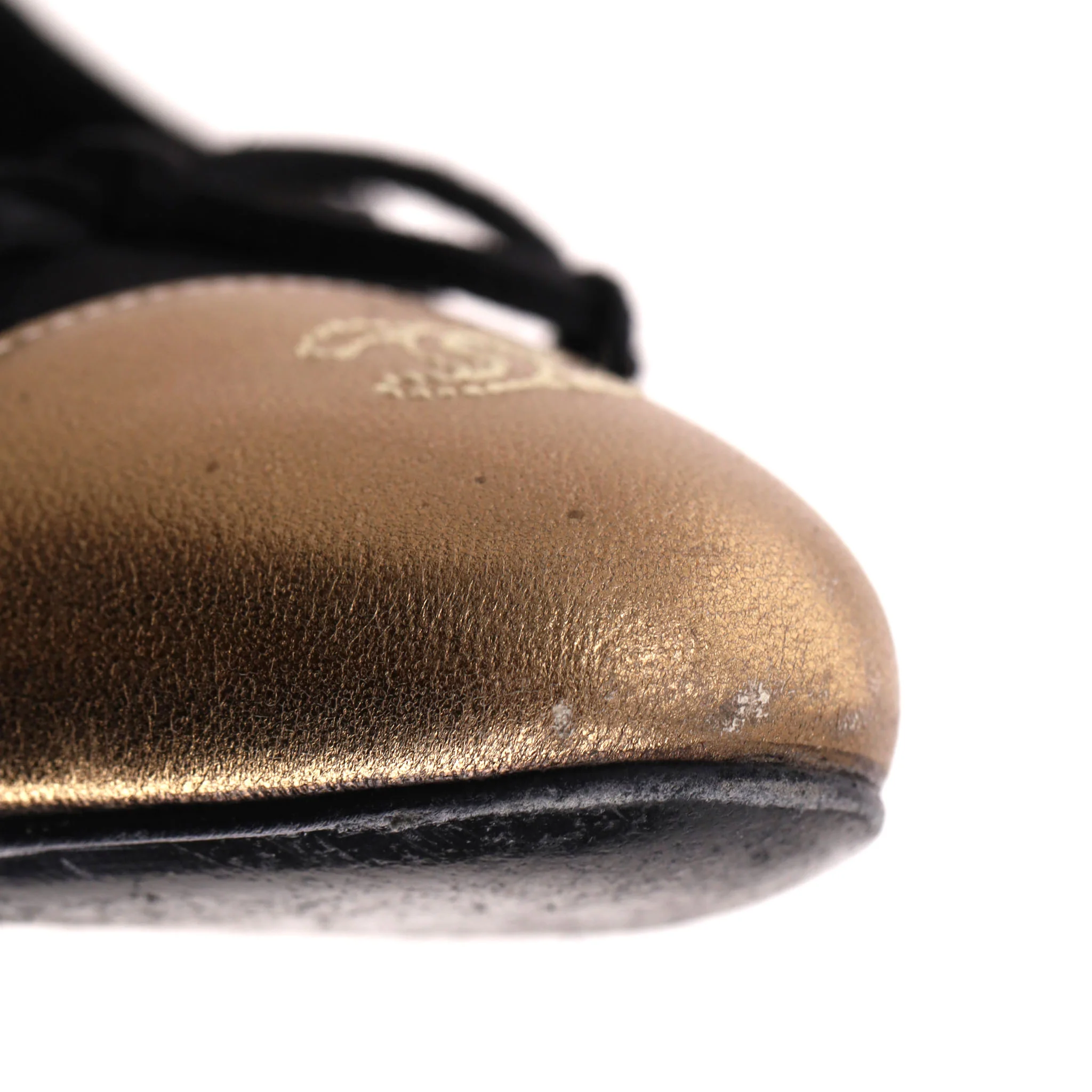Chanel Suede Pumps With A Metallic 'CC' Logo Cap-Toe. Size 39.5 - Image 11