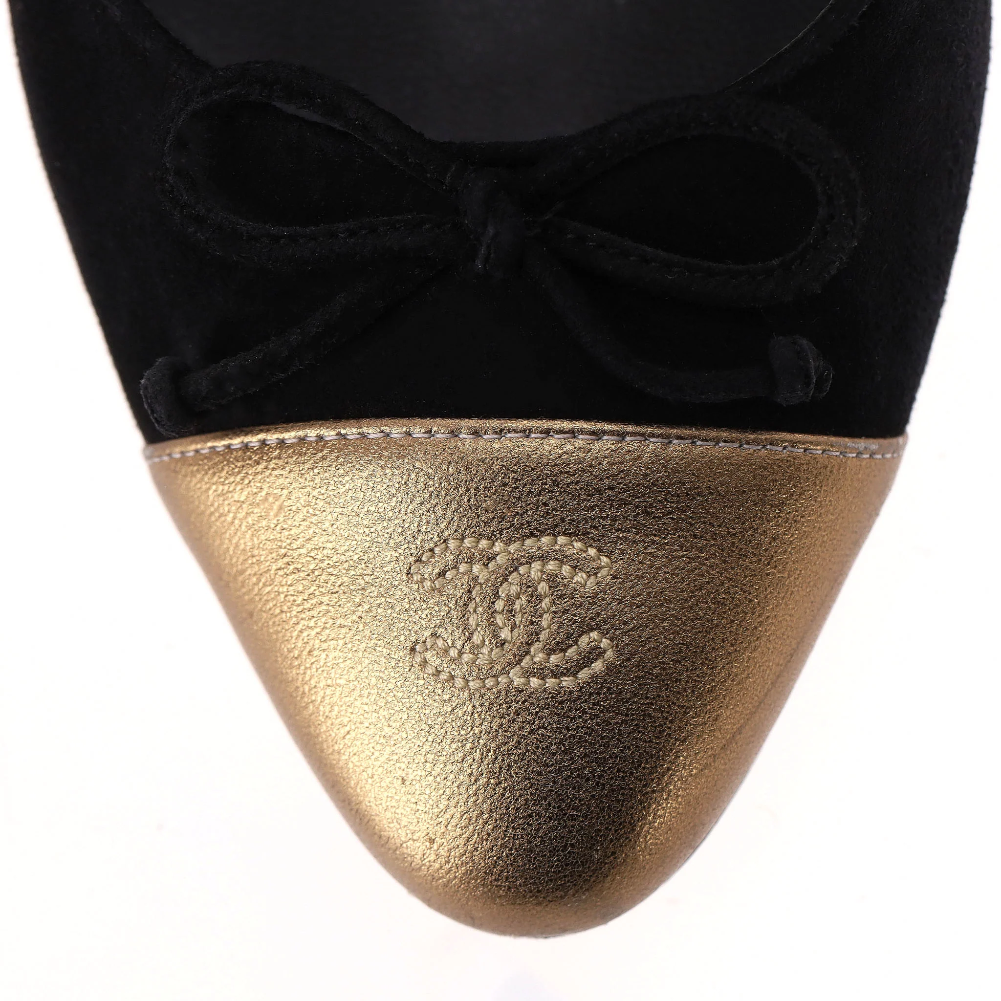 Chanel Suede Pumps With A Metallic 'CC' Logo Cap-Toe. Size 39.5 - Image 7