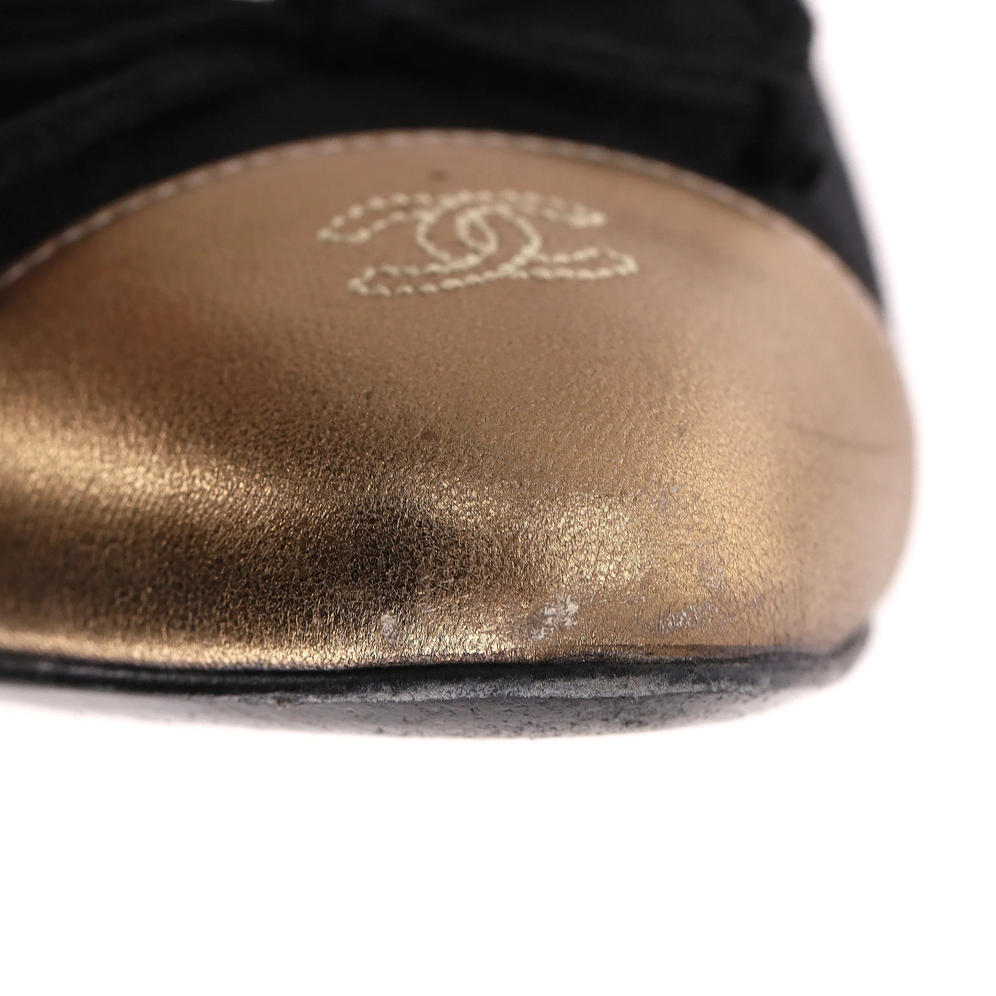 Chanel Suede Pumps With A Metallic 'CC' Logo Cap-Toe. Size 39.5 - Image 9